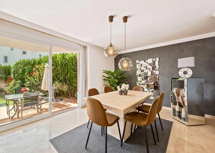 Сasa de vacaciones Cozy Townhouse Selwo Estepona